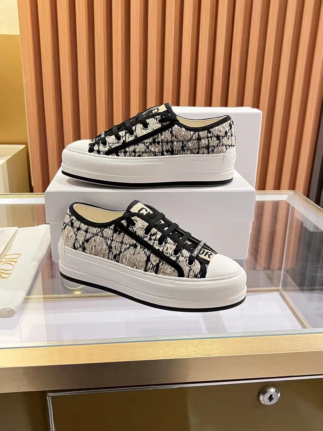 👟👟Ex-factory price 520👟👟 Walk‘n’Dior embroidered mid-top casual shoes are new in 2025. On the fashion stage, Dior embroidered shoes are the well-deserved protagonist. Delicate stitching is used on the upper, every stitch is devoted to the craftsman's efforts, and every thread is woven with artistic poetry. From complex floral patterns to smart geometric textures, embroidery is like the magic that gives shoes life, allowing them to show dynamic beauty even in static conditions.   Wearing Dior embroidered shoes feels like stepping into a dream world full of art. It is not only a pair of shoes, but also a walking piece of art that perfectly integrates fashion and culture. Whether you are strolling on the bustling city streets or attending important social occasions, Dior embroidered shoes can add unique charm to your style and become the focus of everyone's attention.   Choosing Dior embroidered shoes means choosing a persistent pursuit of quality and a unique understanding of fashion. Let it accompany you through every wonderful moment and leave your own fashion mark.  Material: Sheepskin lining, feet, silk cowhide, size 35-41, heel height 5cm